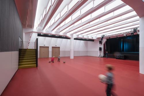 LANG BENEDEK ASSOCIATED ARCHITECTS S. R. O. | REKONŠTRUKCIA MULTIFUNKČNEJ SÁLY POD KOSTOLOM DONA BOSCA NA DORNKAPLI V TRNÁVKE