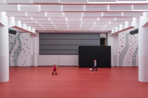 LANG BENEDEK ASSOCIATED ARCHITECTS S. R. O. | REKONŠTRUKCIA MULTIFUNKČNEJ SÁLY POD KOSTOLOM DONA BOSCA NA DORNKAPLI V TRNÁVKE