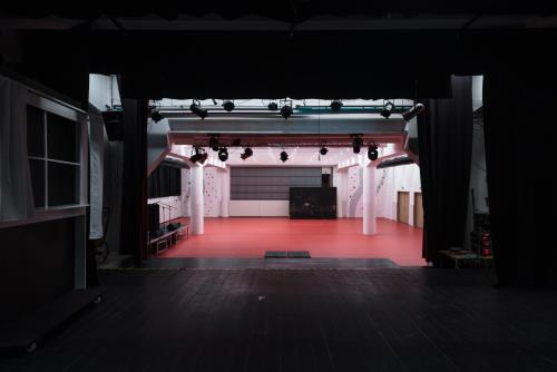 LANG BENEDEK ASSOCIATED ARCHITECTS S. R. O. | REKONŠTRUKCIA MULTIFUNKČNEJ SÁLY POD KOSTOLOM DONA BOSCA NA DORNKAPLI V TRNÁVKE